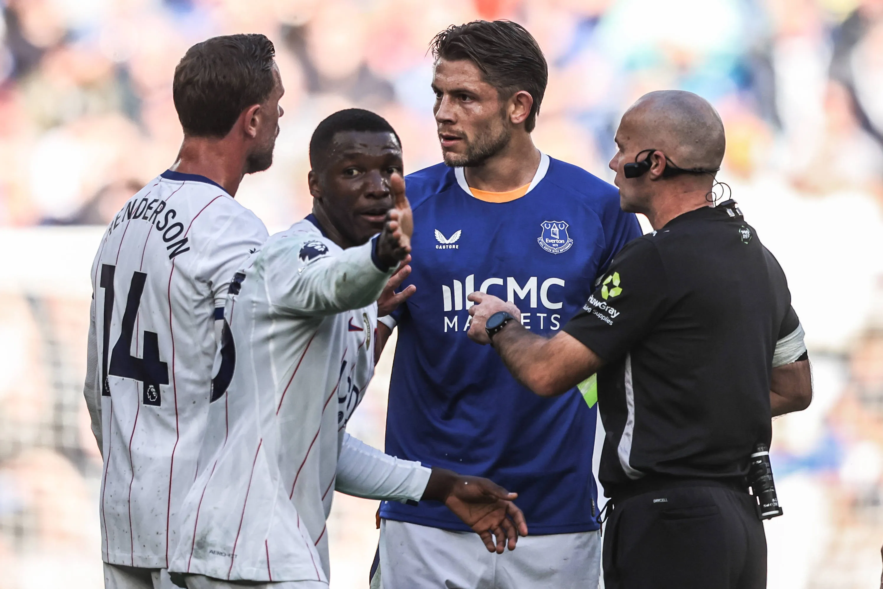 Clima quente entre jogadores de Chelsea e Everton