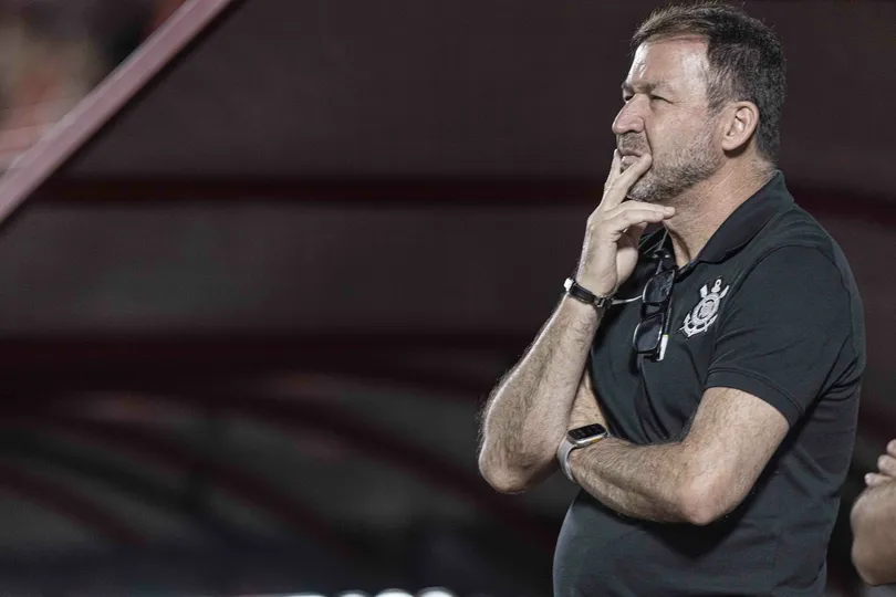 Tem como piorar? Corinthians agrava crise com empate no fim e acumula problemas para cl&aacute;ssico