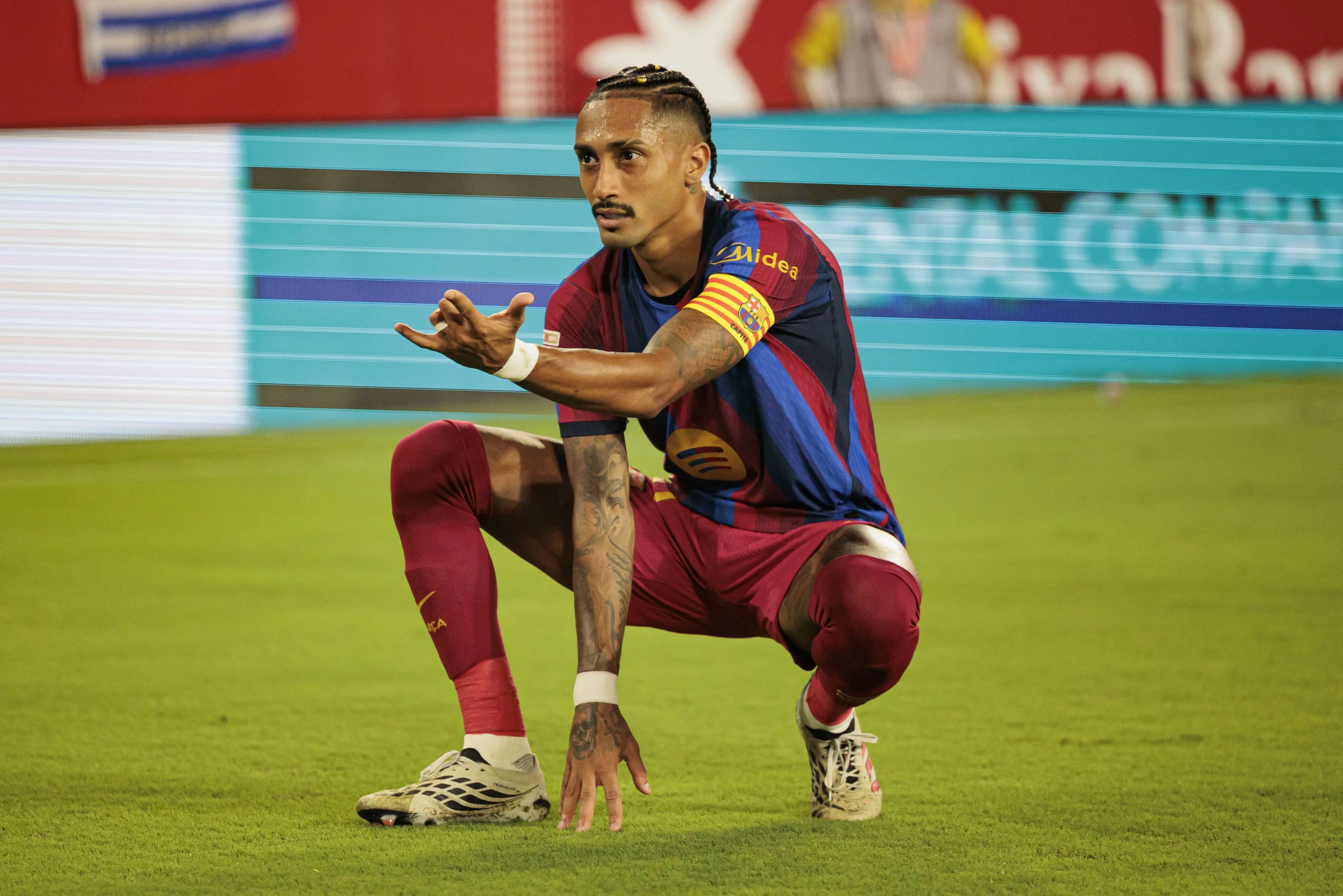 Raphinha celebra gol pelo Barcelona