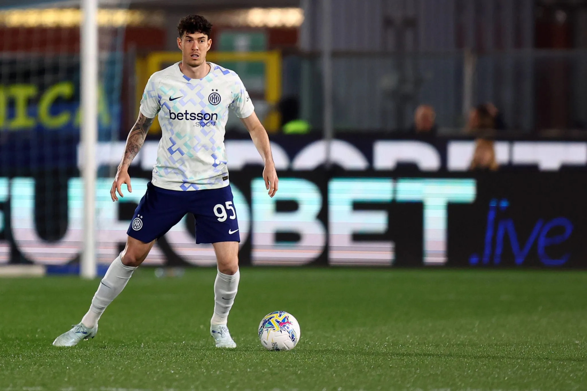 Alessandro Bastoni em atua&ccedil;&atilde;o pela Internazionale (Foto: IMAGO / Goal Sports Images)