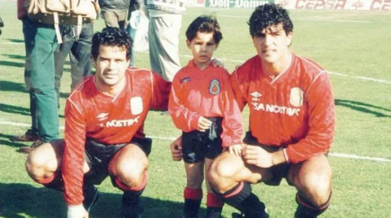 Rafael Nadal (centro) ao lado de seu tio Miguel &Aacute;ngel Nadal (&agrave; direita) e o t&eacute;cnico &Aacute;lvaro Cervera (&agrave; esquerda) durante um jogo do Real Mallorca de data e evento n&atilde;o confirmados. Foto: Reprodu&ccedil;&atilde;o: RCDM