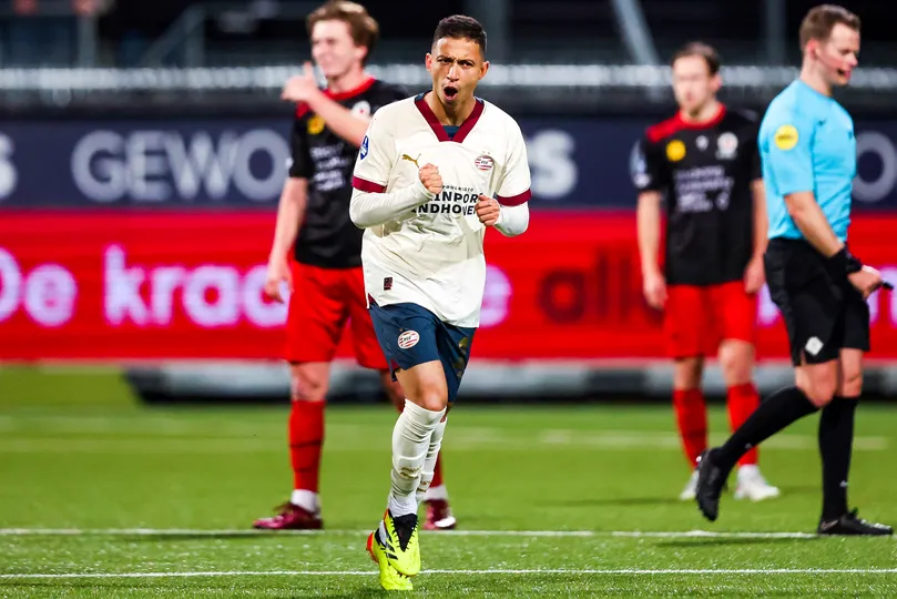 Mauro Junior, lateral-esquerdo do PSV