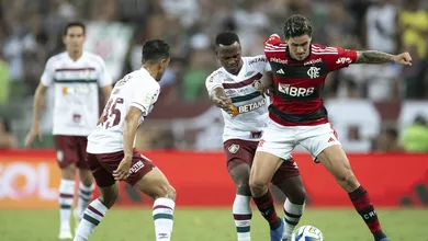 Fluminense segura o Flamengo em jogo de c&eacute;u e inferno, e complica chances do rival no Brasileiro