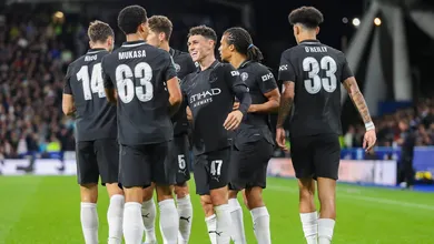 Com brilho de estreante e Savinho, Manchester City volta ao normal ap&oacute;s crise de identidade