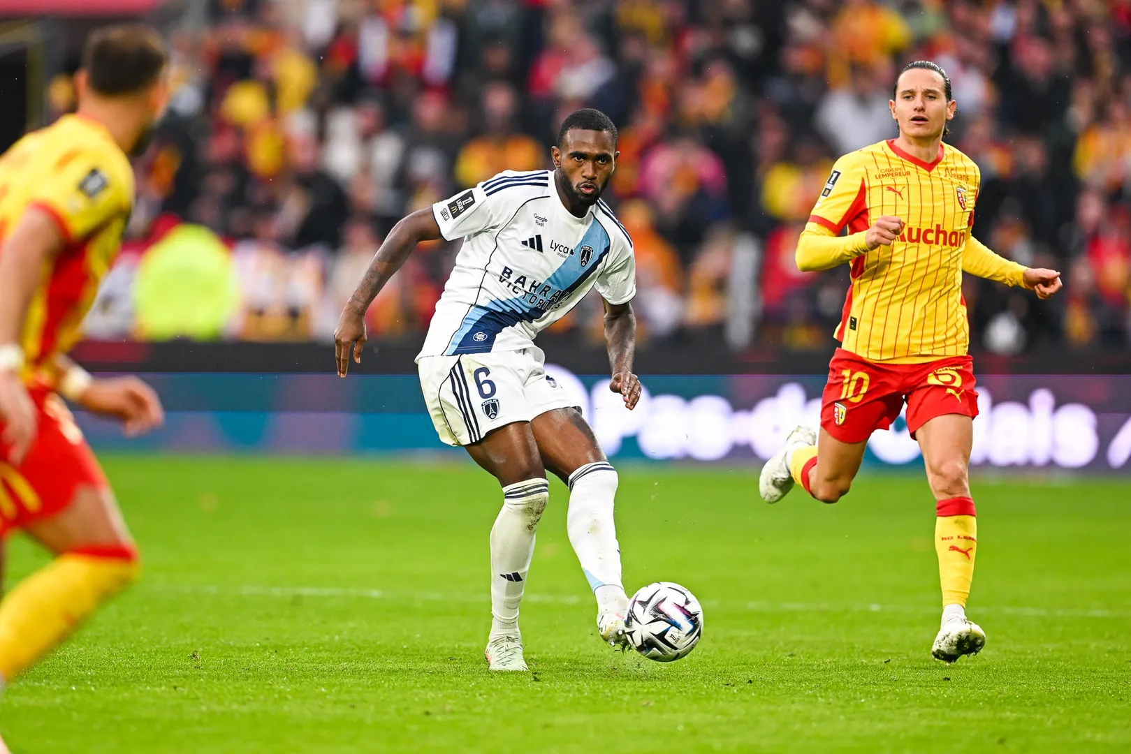 Ot&aacute;vio durante Lens x Paris FC pela Ligue 1 (Foto: Icon Sport)