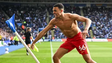 &lsquo;Tinha que ser dele&rsquo;: Arnold faz torcedor esquecer Real Madrid e salva Liverpool contra Leicester