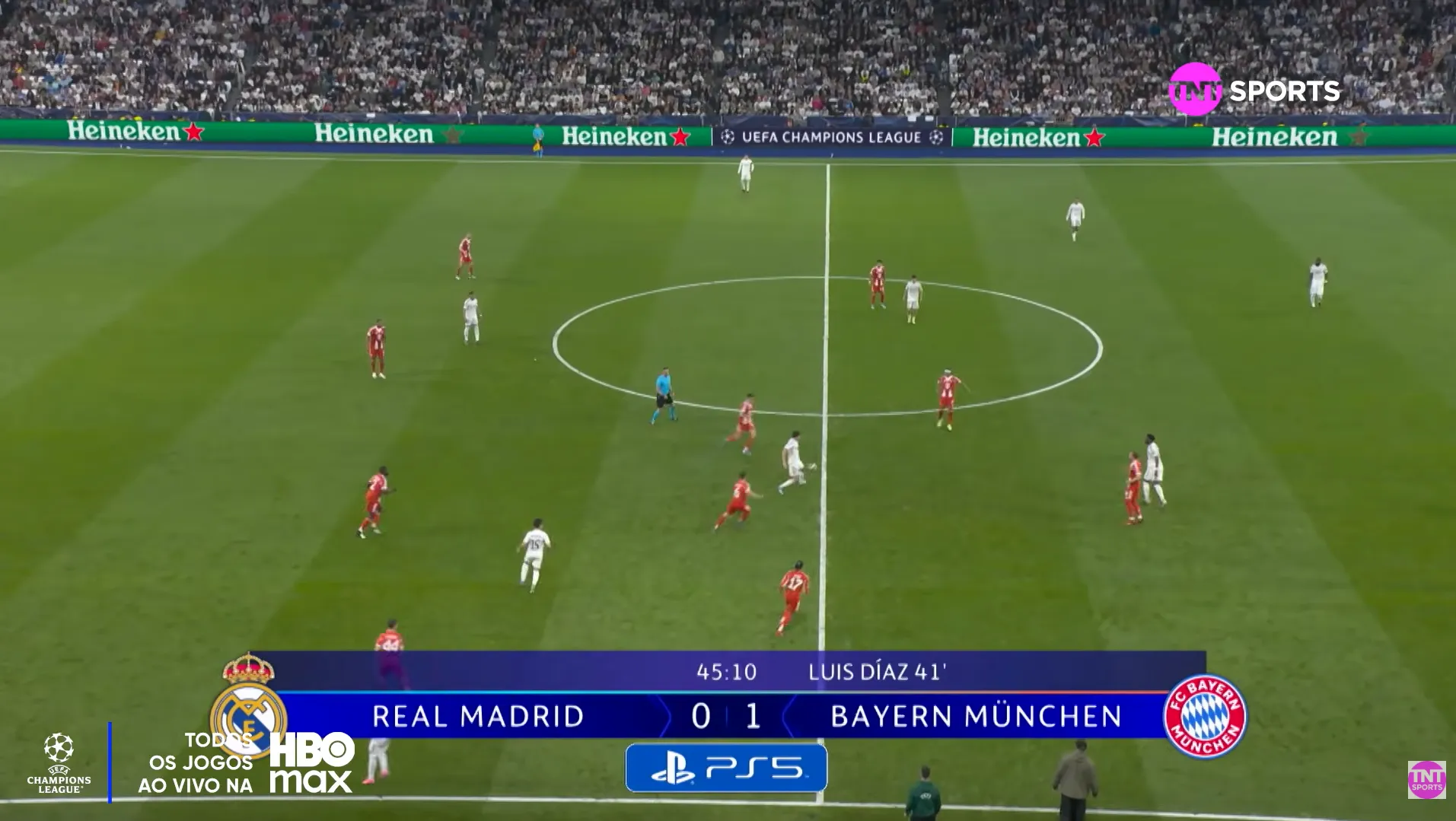 O momento do dom&iacute;nio errado de &Aacute;lvaro Carreras que iniciou o segundo gol do Bayern de Munique contra o Real Madrid