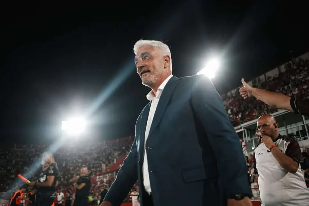 O t&eacute;cnico Omar de Felippe durante partida do Central C&oacute;rdoba