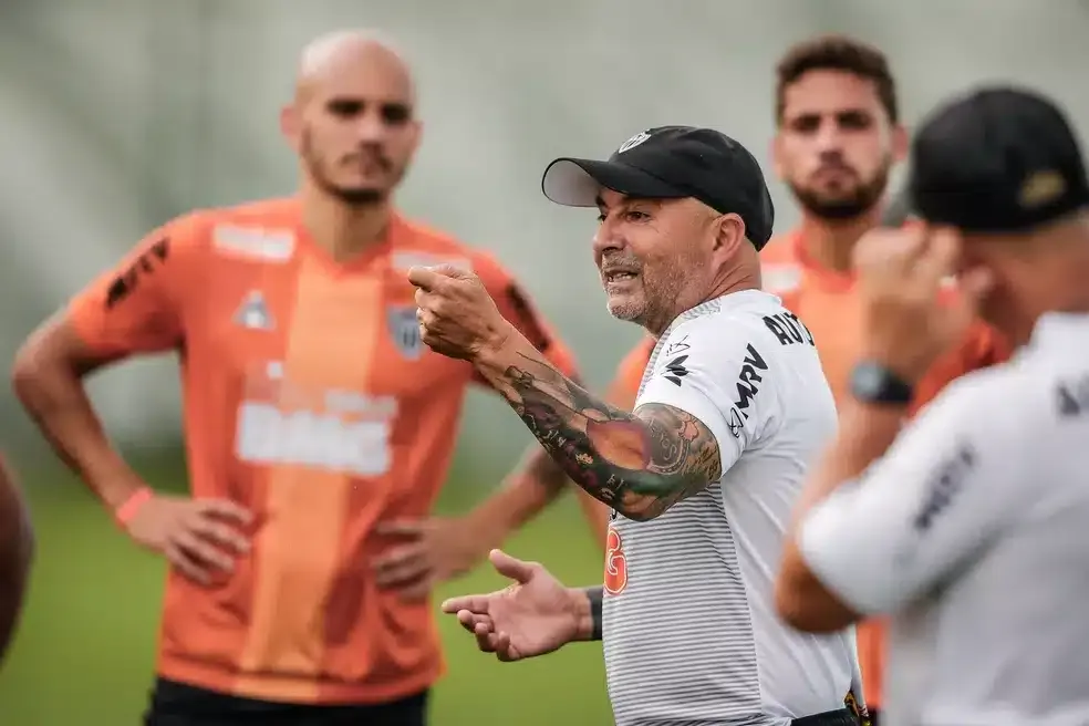 F&aacute;bio Santos &eacute; mais um a dizer que aprendeu muito com Sampaoli, o problema &eacute; que tem sempre um &lsquo;mas&rsquo; com o treinador