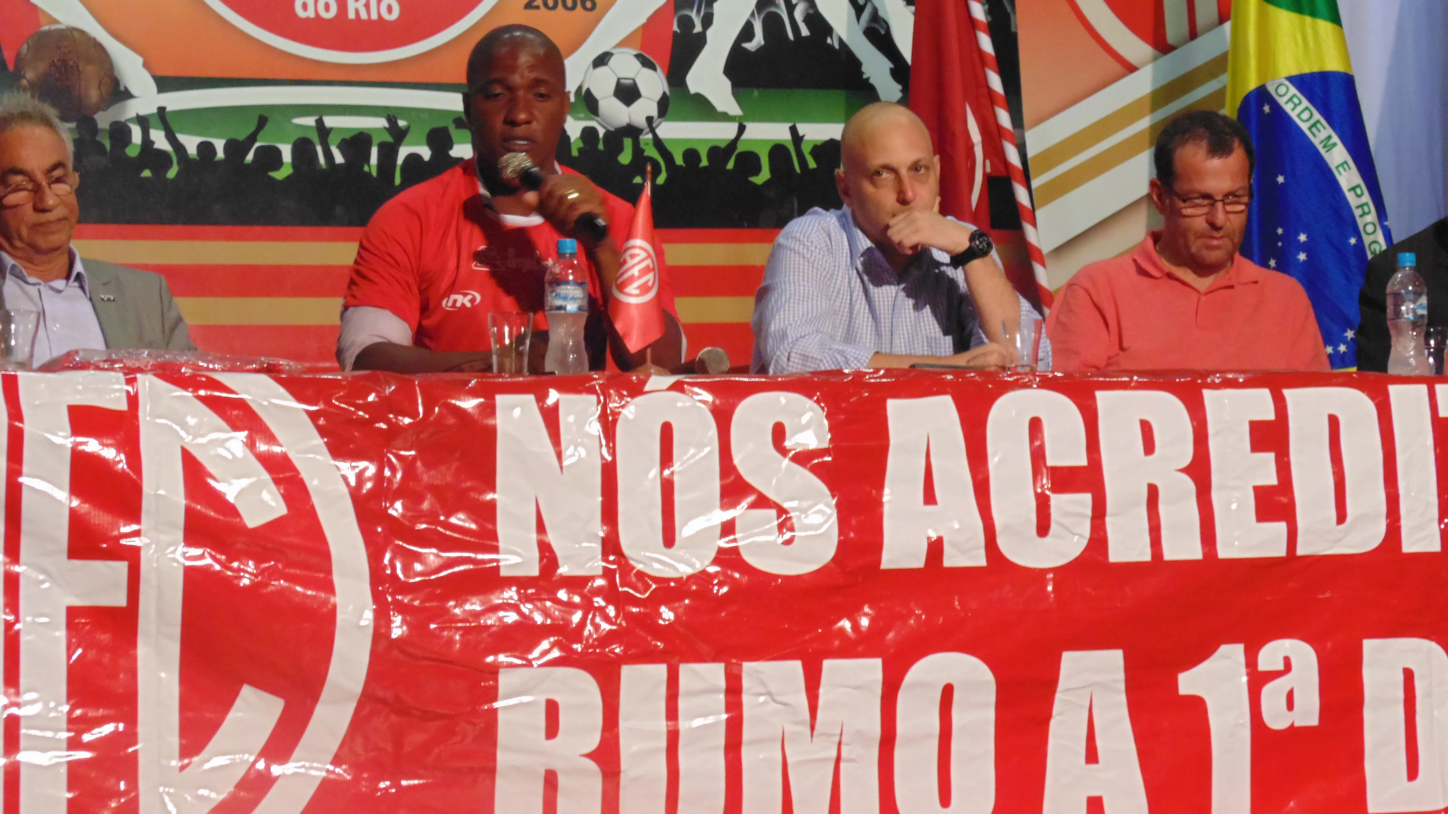 Gilberto chegou a ser apresentado no Am&eacute;rica-RJ, mas sequer entrou em campo