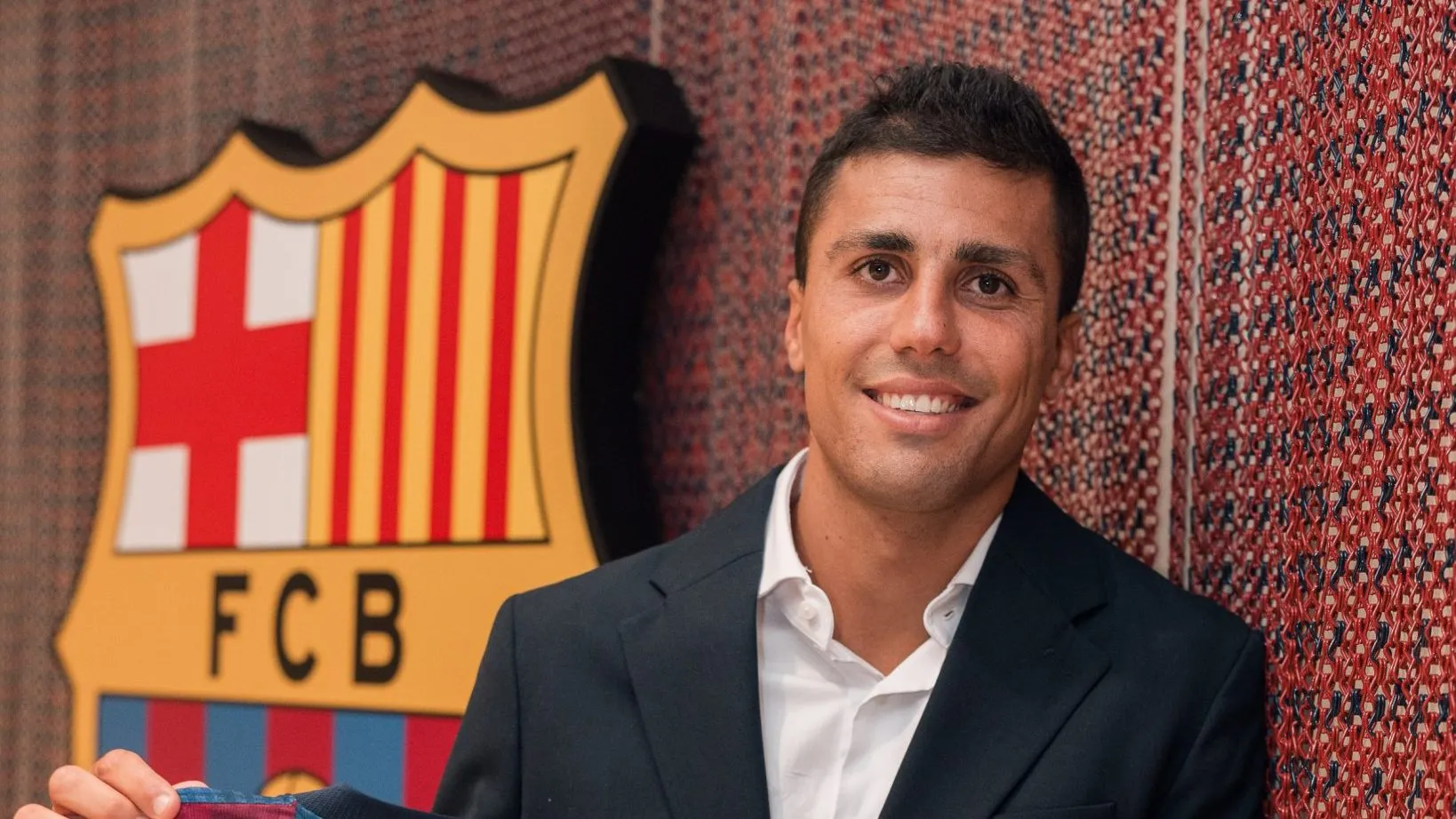 &lsquo;Espero ensin&aacute;-lo&rsquo;: O jovem do Barcelona que interliga Rodri e Busquets