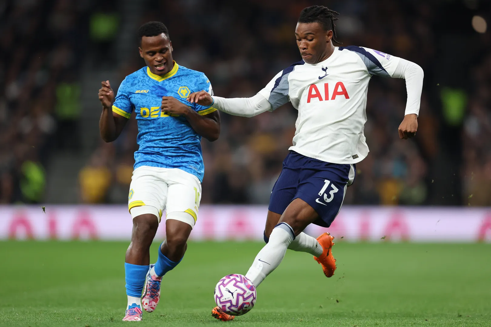 Arias e Udogie em Wolves x Tottenham
