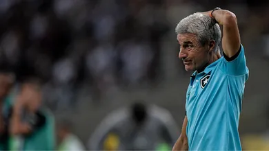 Luis Castro no Al Nassr: tem coisas que s&oacute; acontecem com o Botafogo