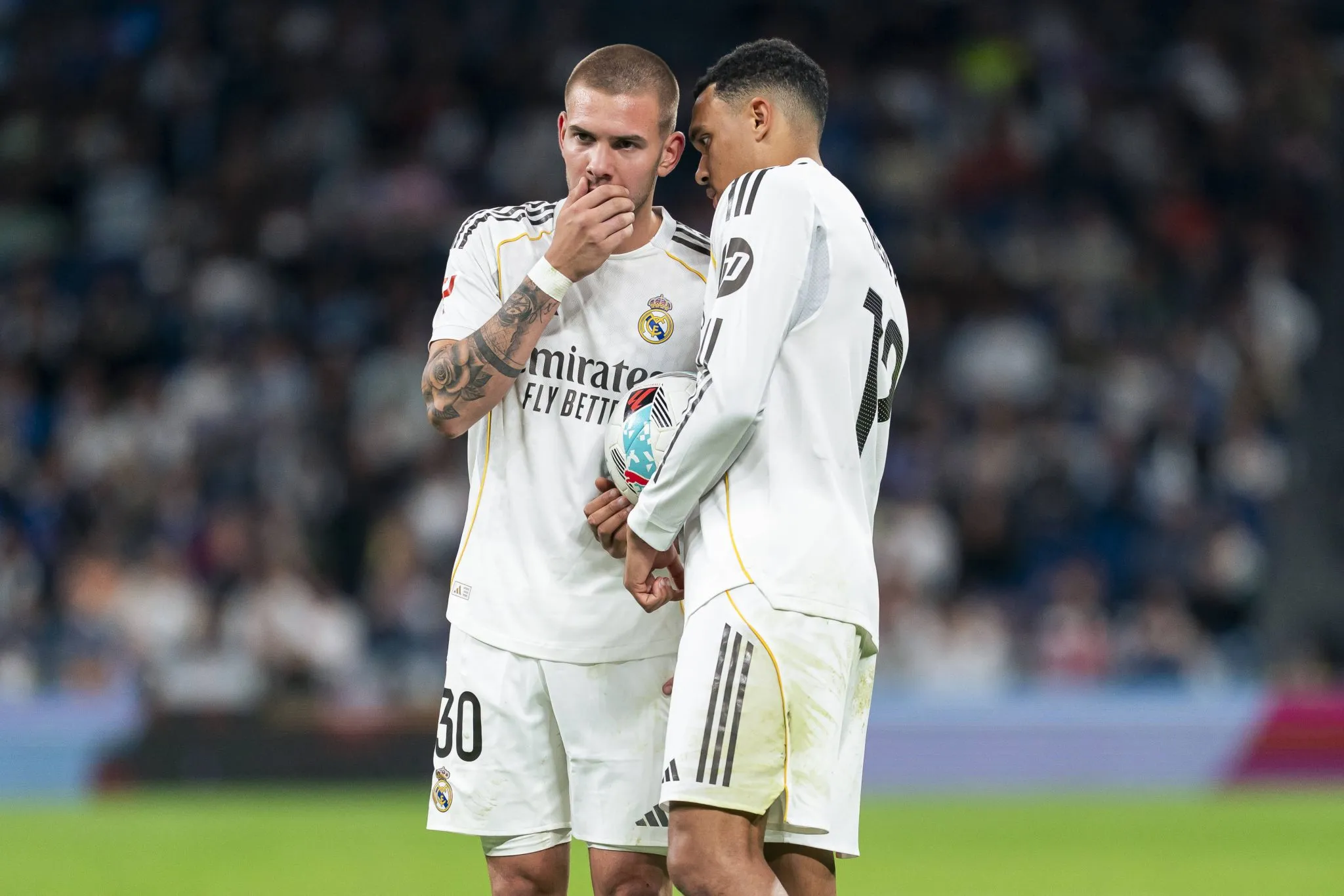 Alexander-Arnold e Mastantuono conversam durante jogo do Real Madrid 
