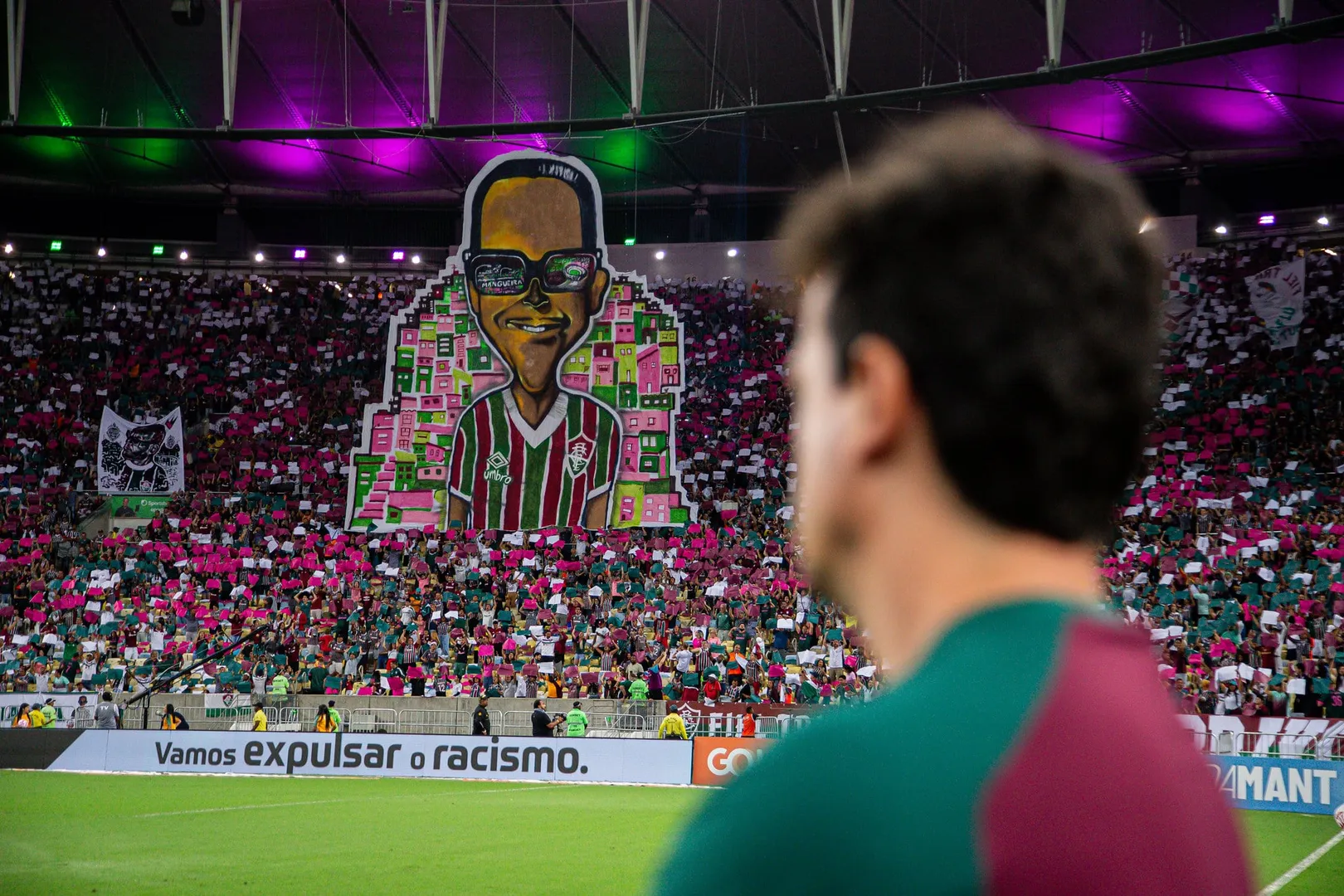Fernando Diniz observa lindo mosaico 3D da torcida do Fluminense em homenagem &agrave; Cartola em empate com o Corinthians - Foto: MARCELO GON&Ccedil;ALVES / FLUMINENSE FC