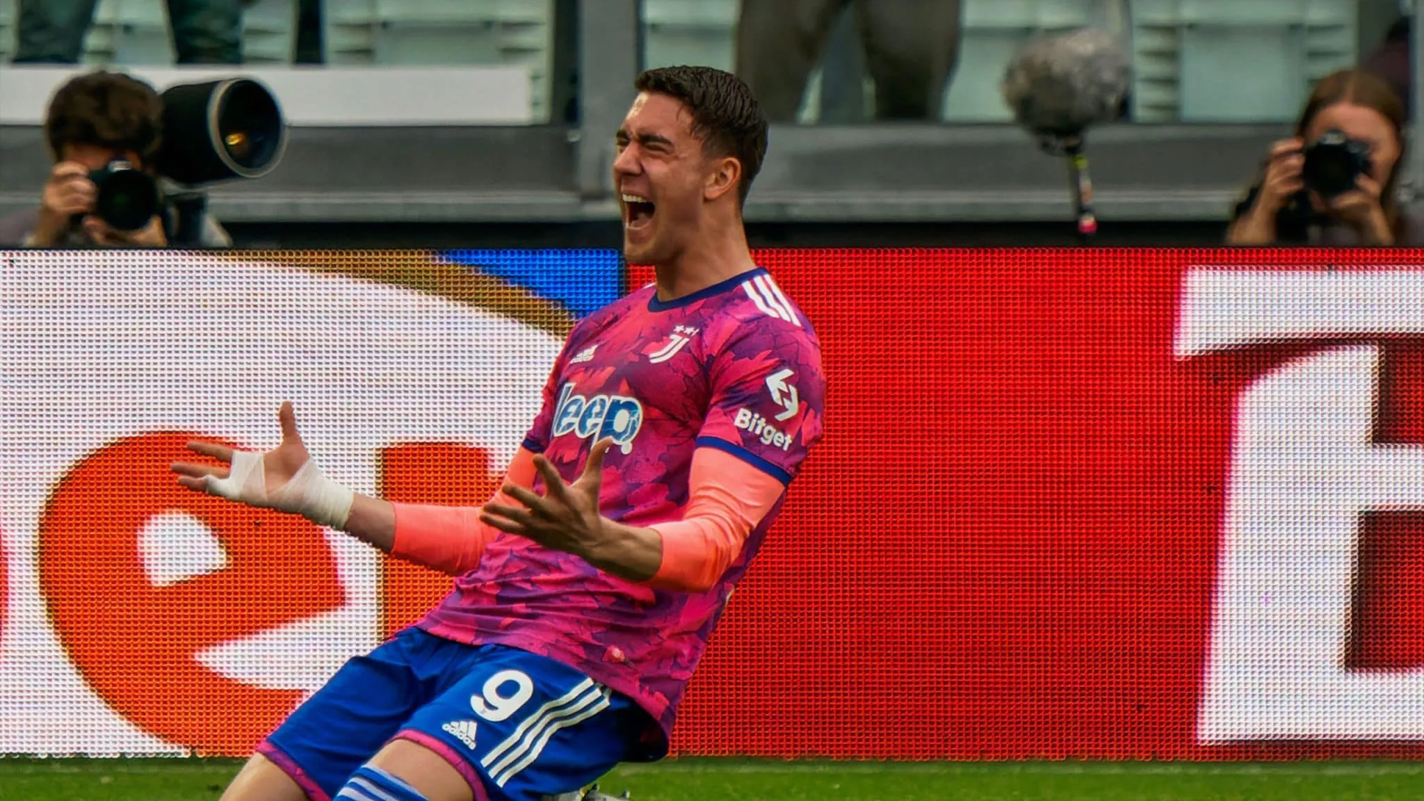 Vlahovic quebra o jejum de gols e Juventus acaba com sequ&ecirc;ncia negativa em vit&oacute;ria sobre o Lecce