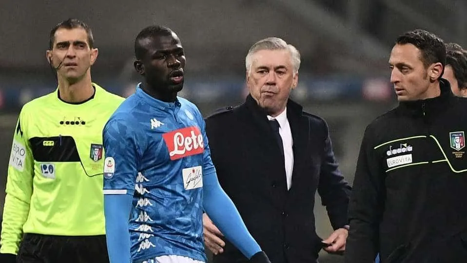 Ap&oacute;s declara&ccedil;&otilde;es infelizes de ministro, Napoli reafirma que se retirar&aacute; de campo em caso de racismo