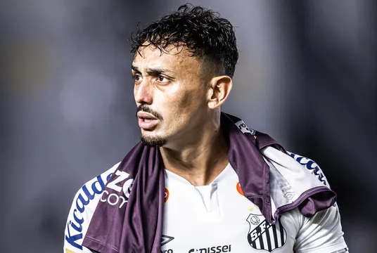 No radar de clubes do Brasil e do exterior, futuro de Pituca no Santos tem data para ser definido