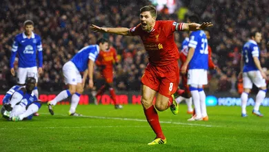 Os 10 gols de Gerrard contra o Everton, na semana em que sua estreia completa 20 anos &ndash; e de d&eacute;rbi