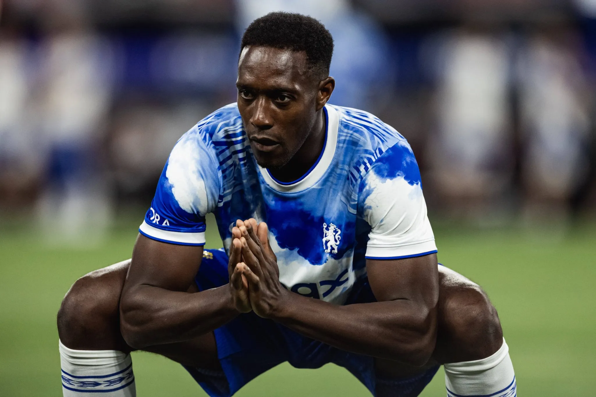 Danny Welbeck em aquecimento antes de jogo do Chelsea