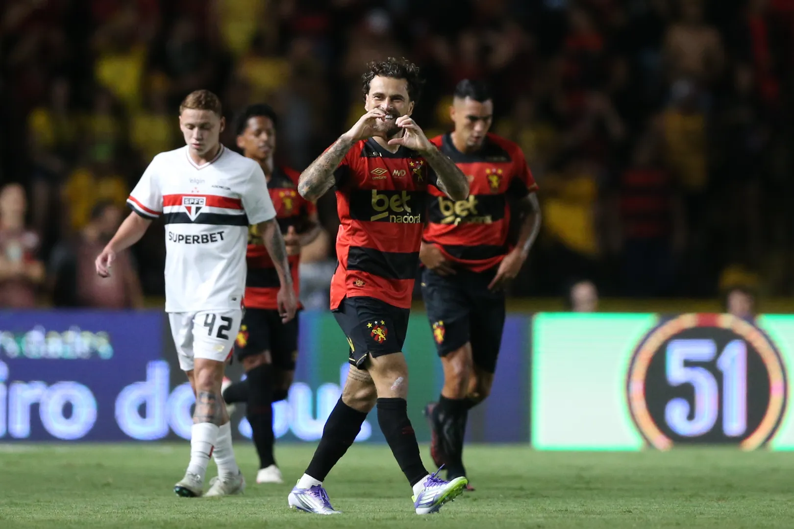 Lucas Lima aproveita falha de Young para abrir o placar