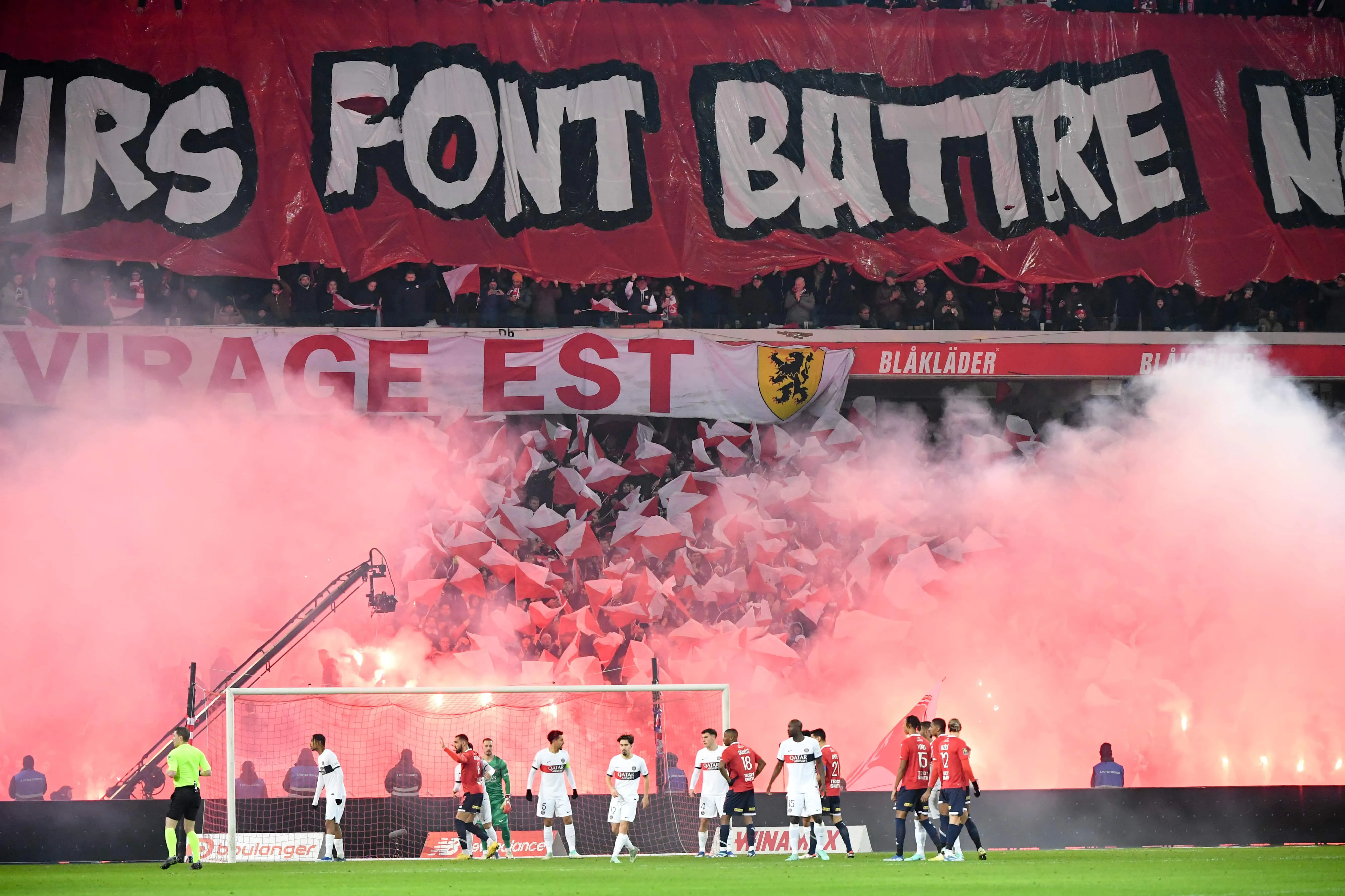 Torcida do Lille d&aacute; show e v&ecirc; time frustrar planos do PSG, do sempre artilheiro Mbapp&eacute;, nos acr&eacute;scimos