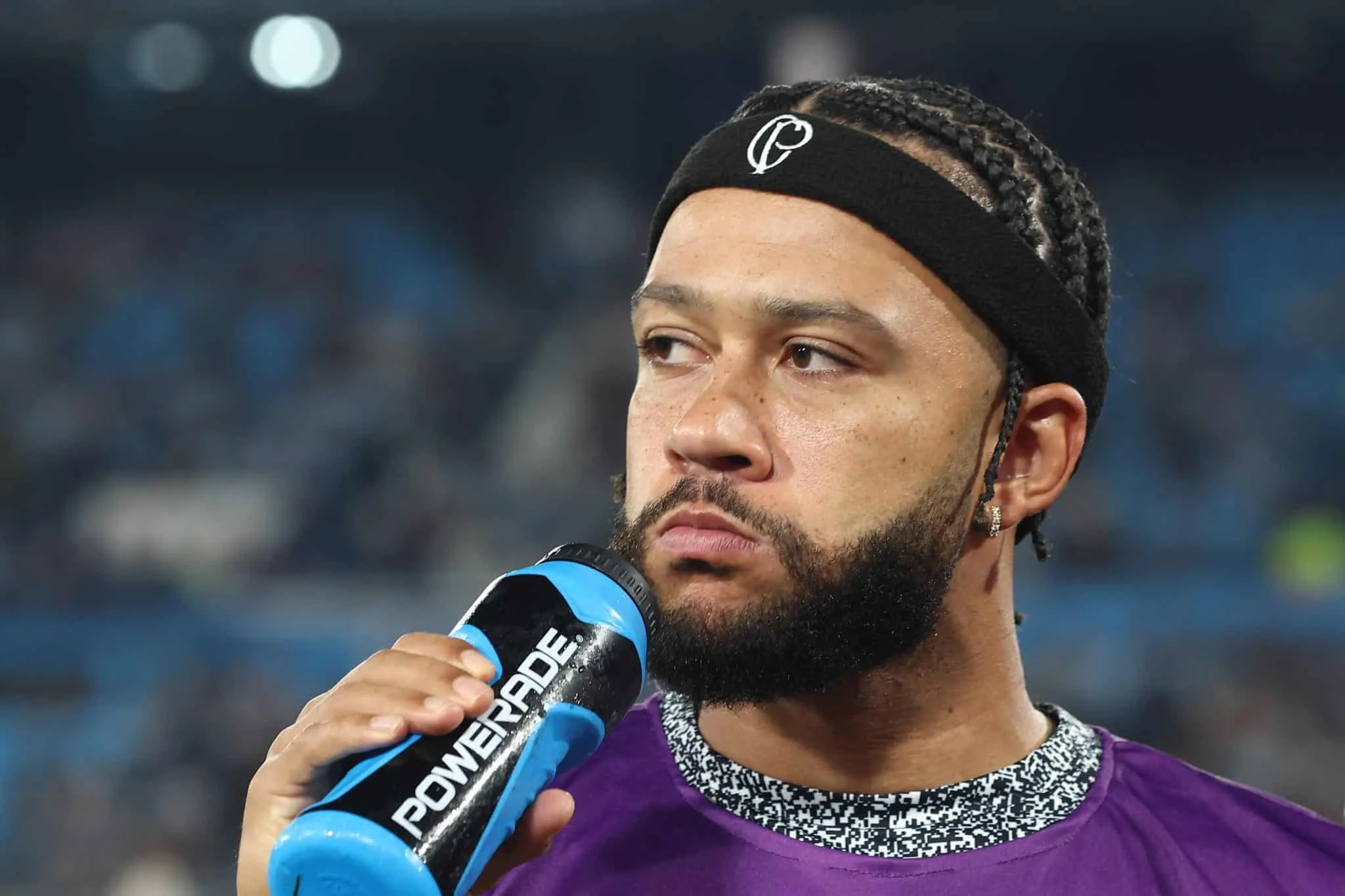 Depay visita Gana e promete investir em clube da terra de seus ancestrais