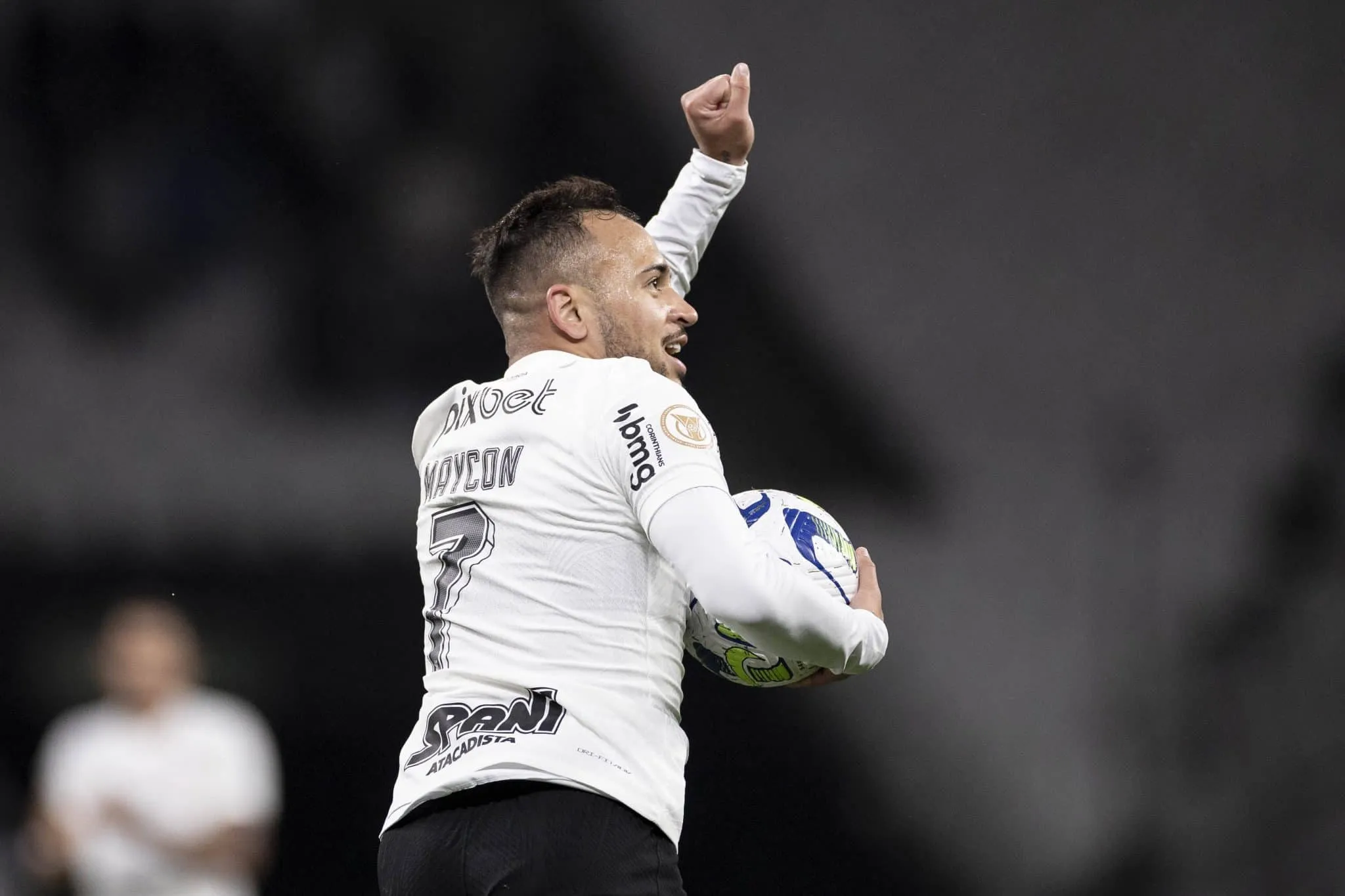 Bastidores: O que pesou na renova&ccedil;&atilde;o de Maycon com o Corinthians?