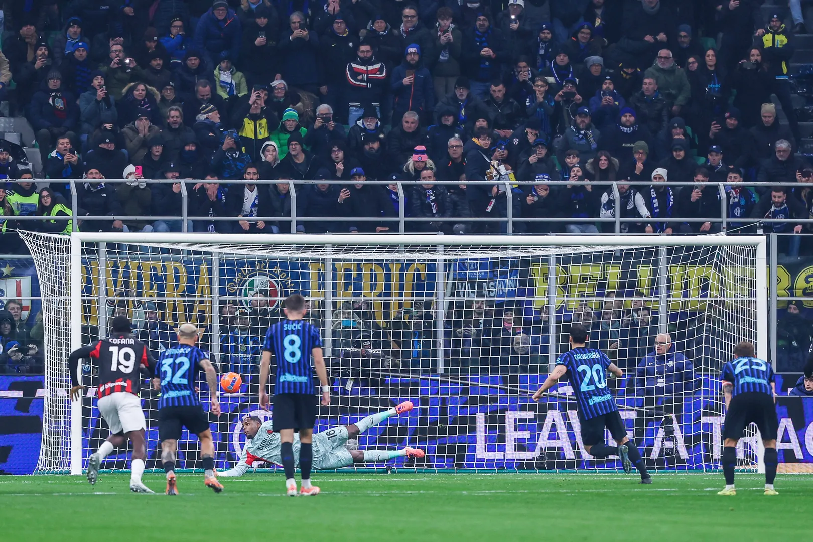 Penalti perdido por &Ccedil;alhanoglu