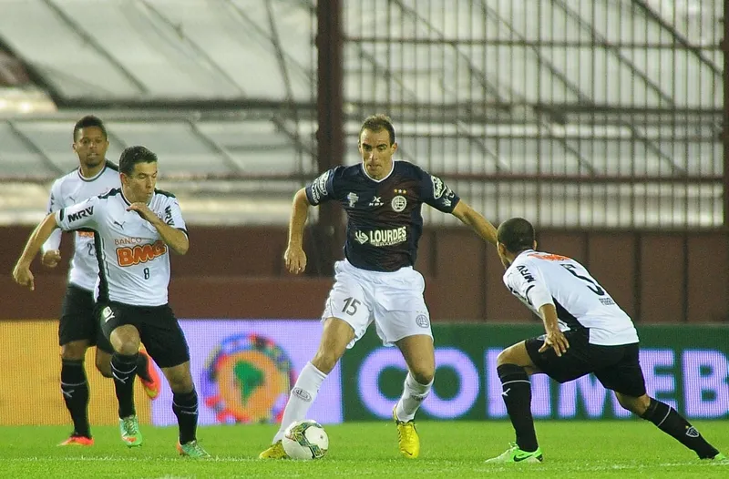 Pierre e Donizete fazendo o que sabiam de melhor com a camisa do Atl&eacute;tico-MG, na Recopa de 2014, contra o Lan&uacute;s
