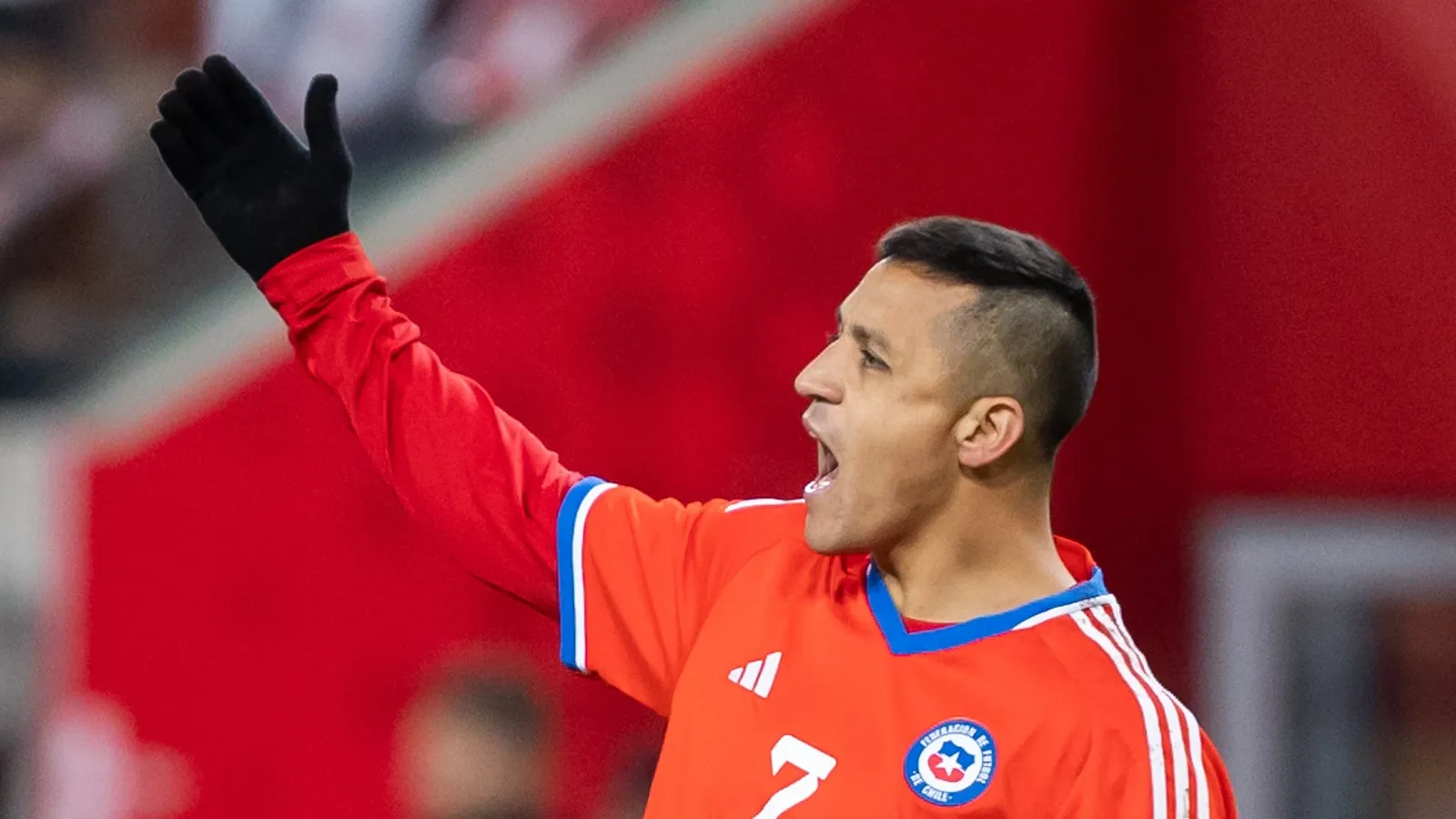 Alexis S&aacute;nchez exp&otilde;e estrutura de &lsquo;terceira categoria&rsquo; do Chile e crise vai al&eacute;m do campo
