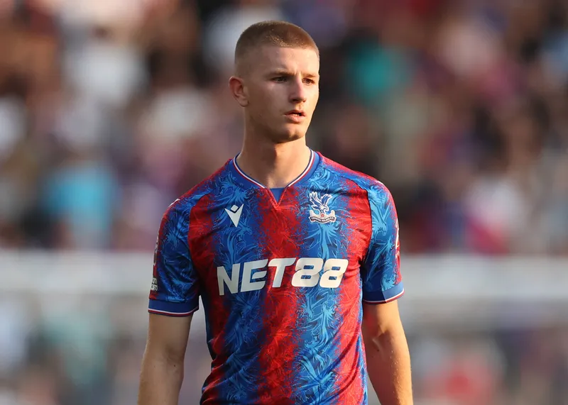 O jovem meia Wharton em a&ccedil;&atilde;o pelo Crystal Palace