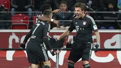 Marca do artilheiro: Manduzkic faz dois na vit&oacute;ria do Bayern