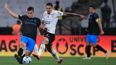 Corinthians e Gr&ecirc;mio vivem montanha russa de emo&ccedil;&otilde;es em empate de oito gols em Itaquera