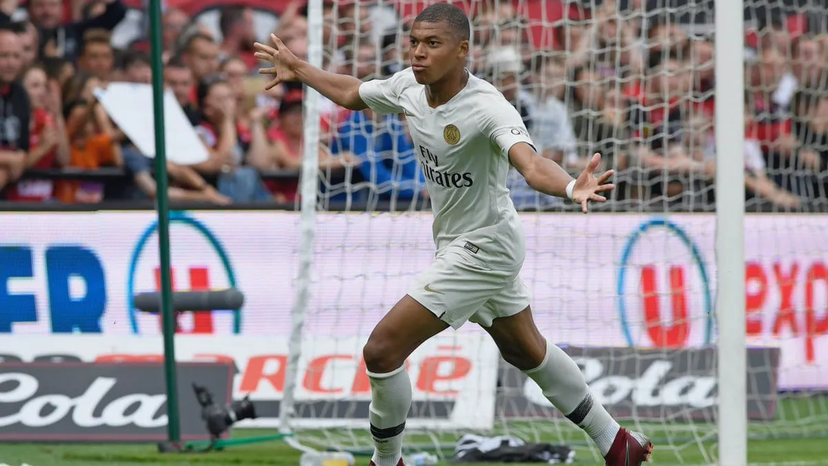 T&aacute; complicado? Chama o Mbapp&eacute;: com ele em campo, PSG descomplica e vira sobre Guingamp