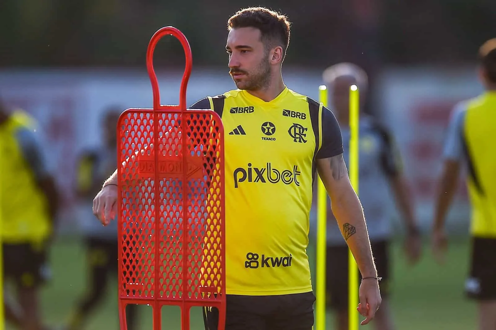 L&eacute;o Ortiz &eacute; testado de novo em posi&ccedil;&atilde;o avan&ccedil;ada e Tite indica mudan&ccedil;as no Flamengo