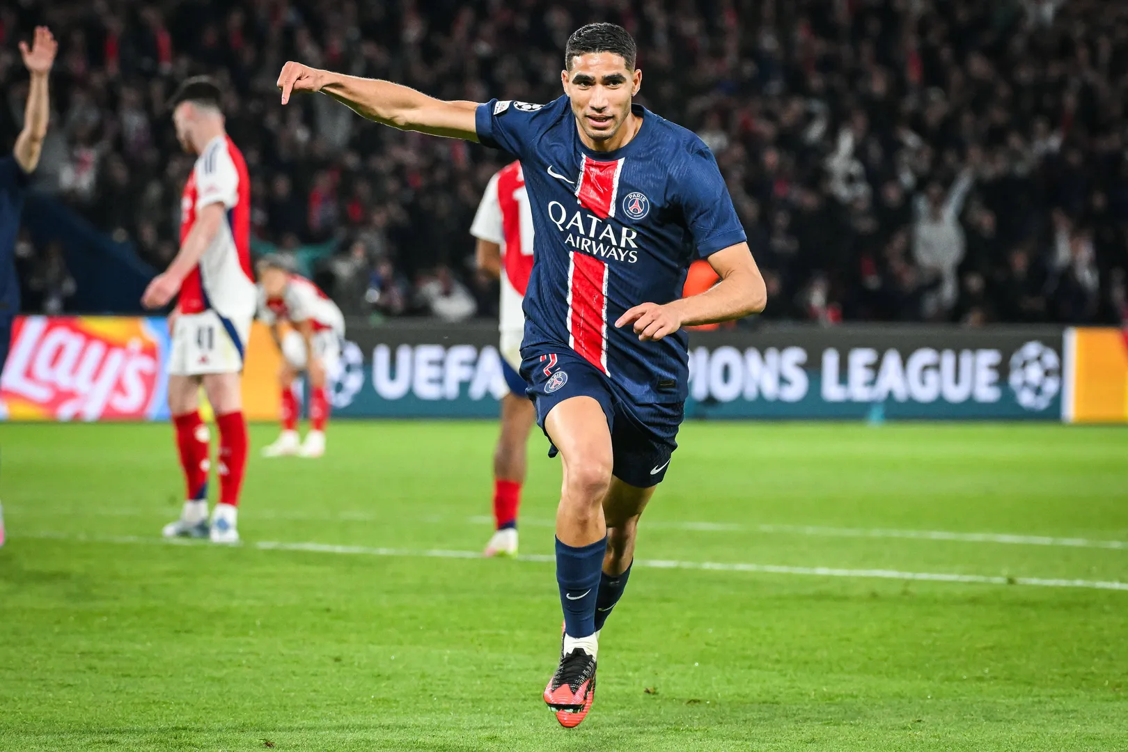 Hakimi celebra gol pelo PSG