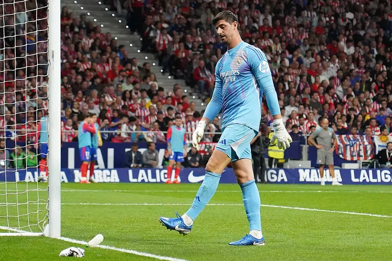 Courtois sentiu o m&uacute;sculo adutor da coxa esquerda durante o cl&aacute;ssico contra o Atl&eacute;tico de Madrid, e ser&aacute; desfalque do Real Madrid pelos pr&oacute;ximos 20 dias