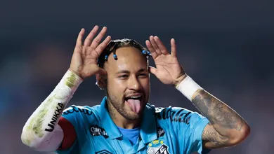 Neymar marca duas vezes e d&aacute; mais uma semana de sobrevida para Cleber Xavier no Santos