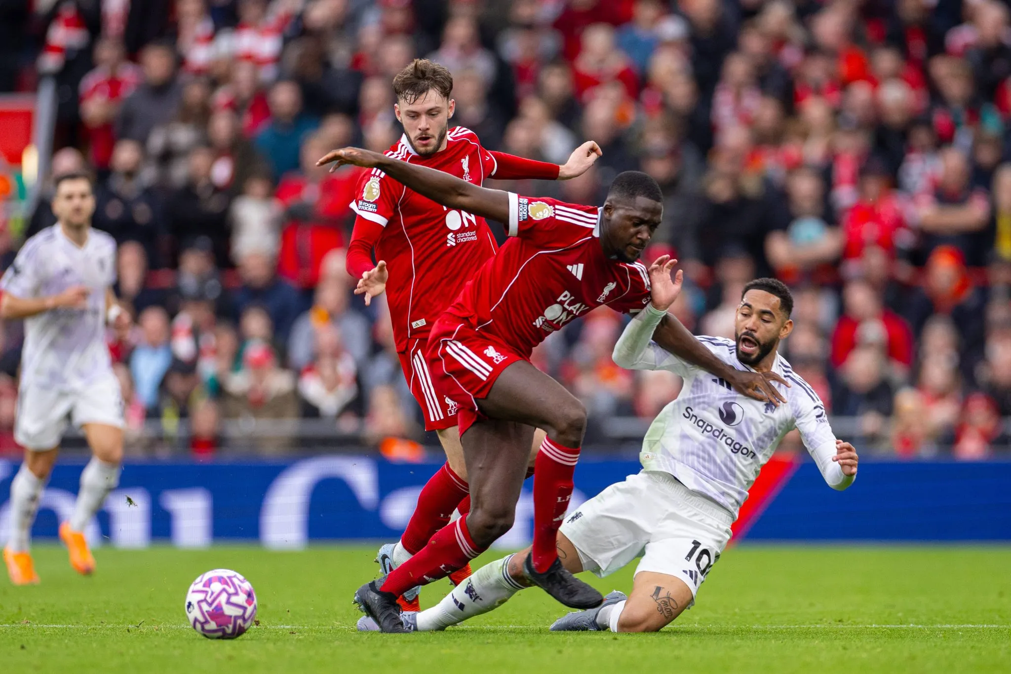 Liverpool perdeu o cl&aacute;ssico do primeiro turno na Premier League