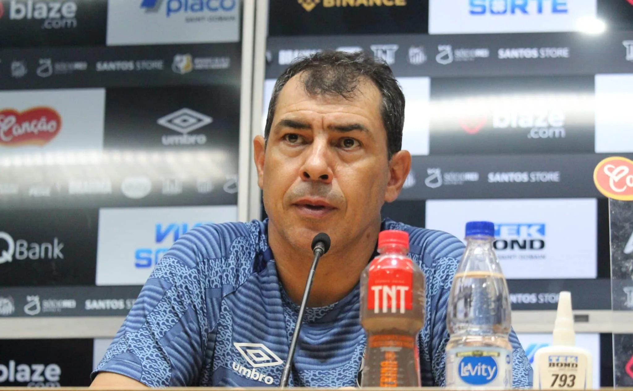 Carille promete minutos para Miguelito no Santos, mas Giuliano n&atilde;o v&ecirc; boliviano pronto