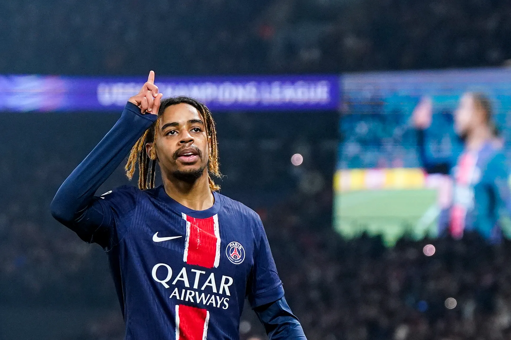 Barcola celebra gol pelo PSG