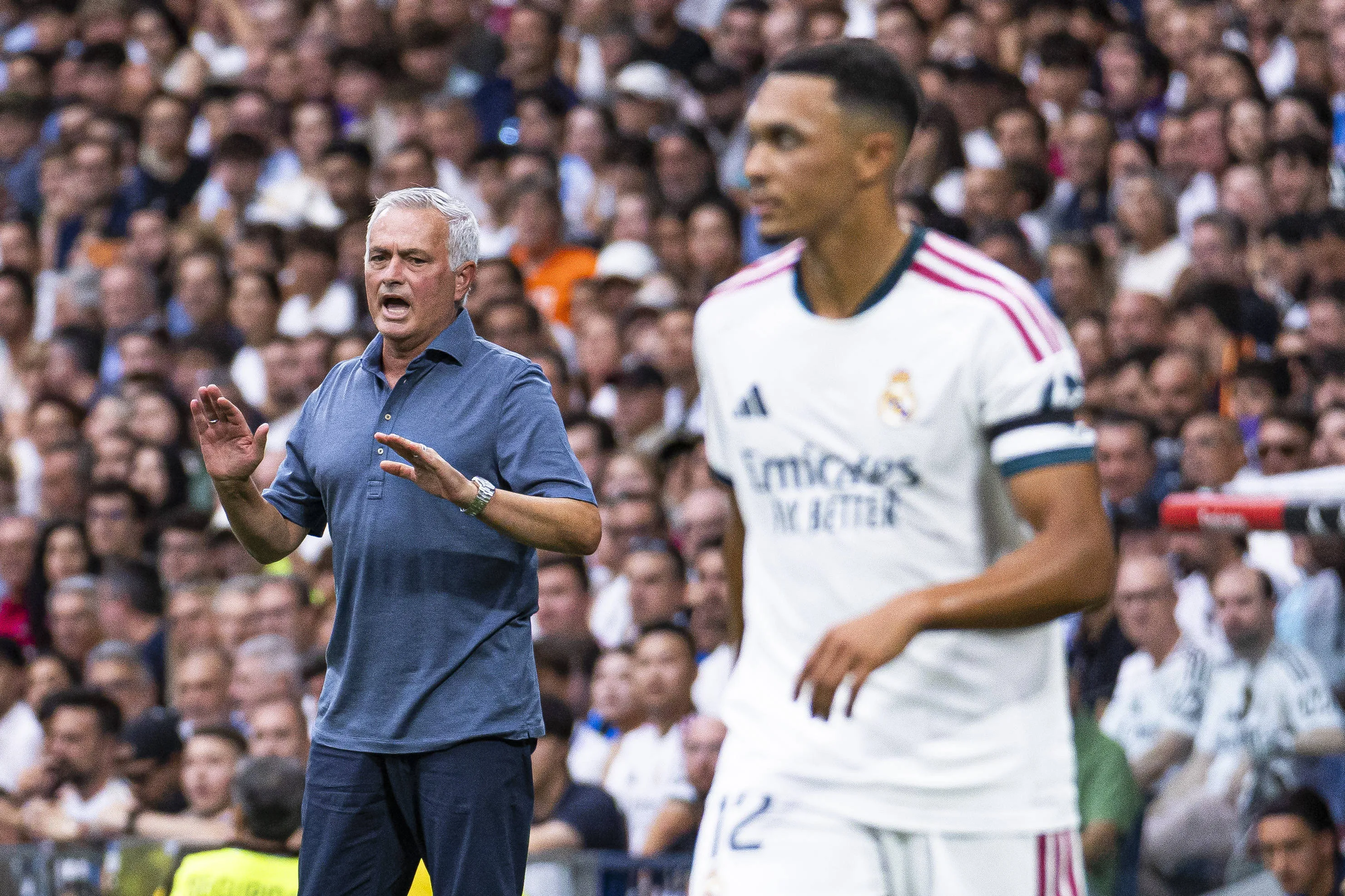 Jos&eacute; Mourinho orienta jogadores durante jogo do Real Madrid 