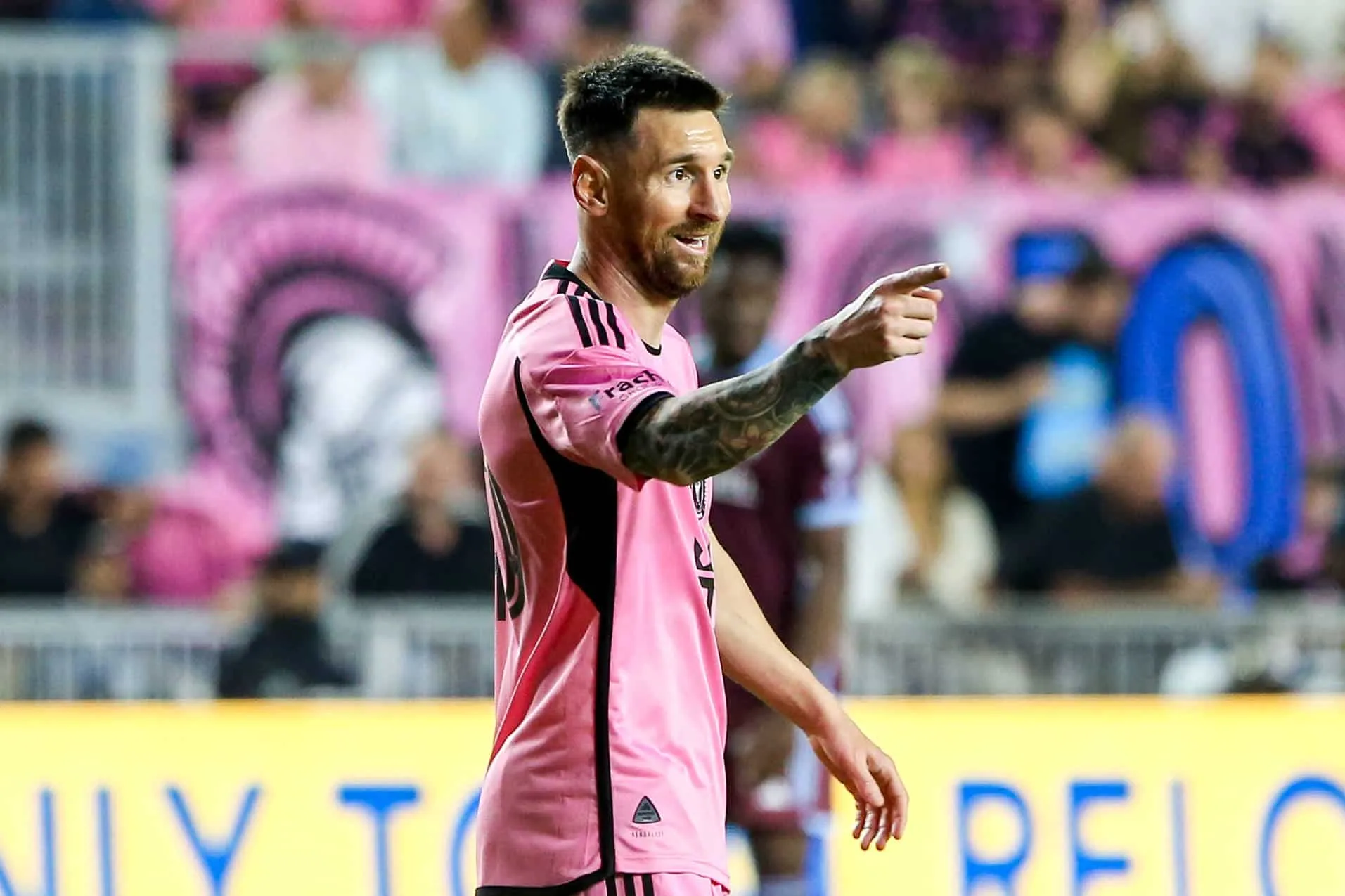 Ap&oacute;s homenagear outro her&oacute;i, Messi xinga e p&otilde;e dedo na cara de juiz em jogo do Inter Miami