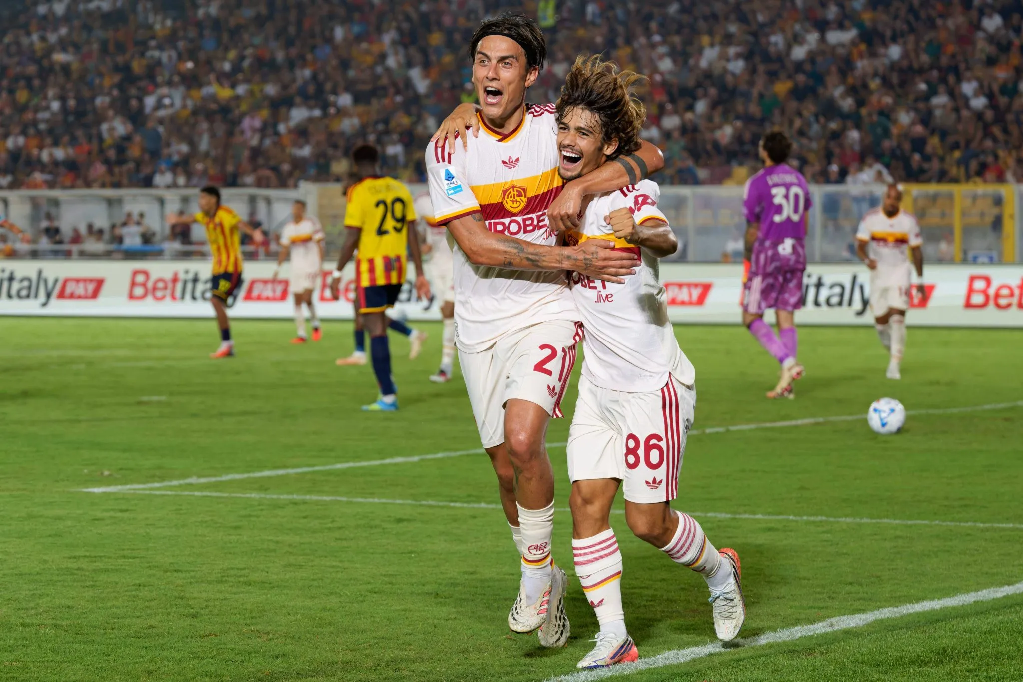 Dybala e Rodrigo Mora celebram gol da Roma 