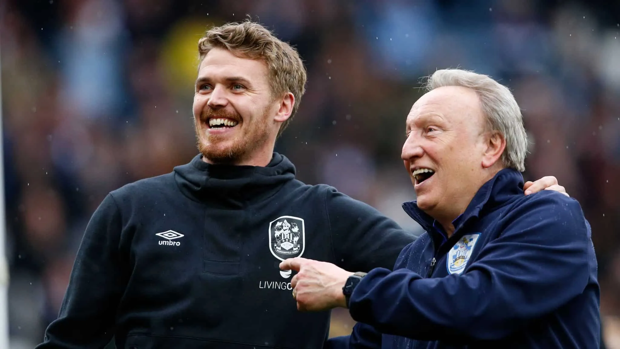 Panela velha &eacute; que faz comida boa: aos 74 anos, Neil Warnock renova por um ano com o Huddersfield Town