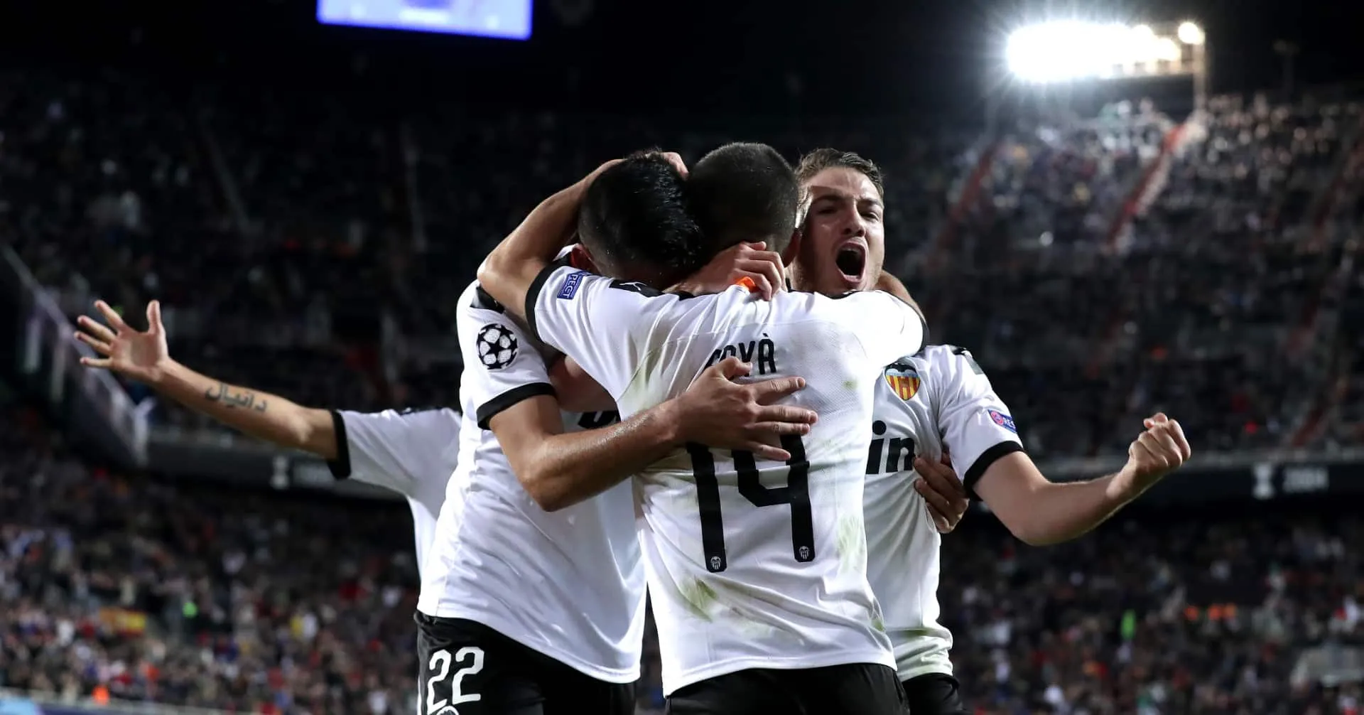 O que come&ccedil;ou como desastre terminou em goleada, e o Valencia permanece viv&iacute;ssimo na Champions