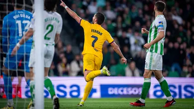 Isco at&eacute; tentou puxar uma rea&ccedil;&atilde;o do Betis, mas Ferran Torres deu show e comandou a vit&oacute;ria do Barcelona