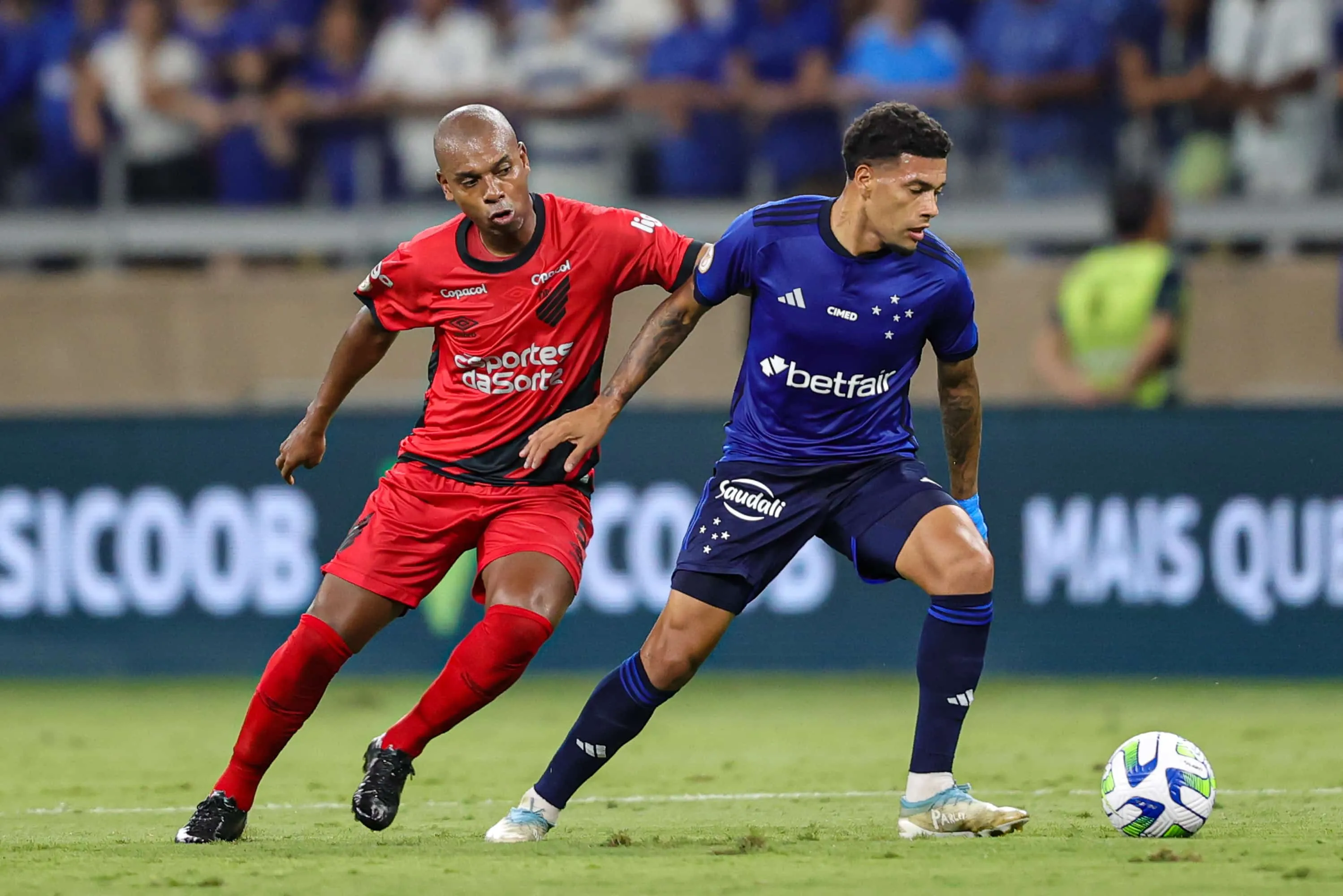 &lsquo;Lei do ex&rsquo; funciona com Vitor Roque, mas Matheus Pereira desencanta e Cruzeiro e Athletico-PR empatam