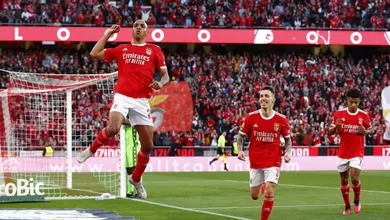 Benfica continua voando alto em Portugal e goleia o Vit&oacute;ria na Luz, com Jo&atilde;o M&aacute;rio como destaque
